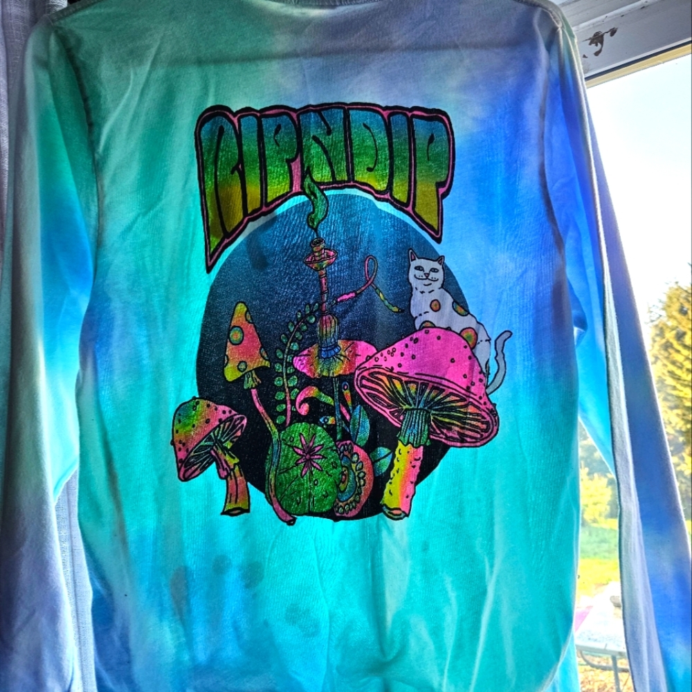 Long  sleeve  tee